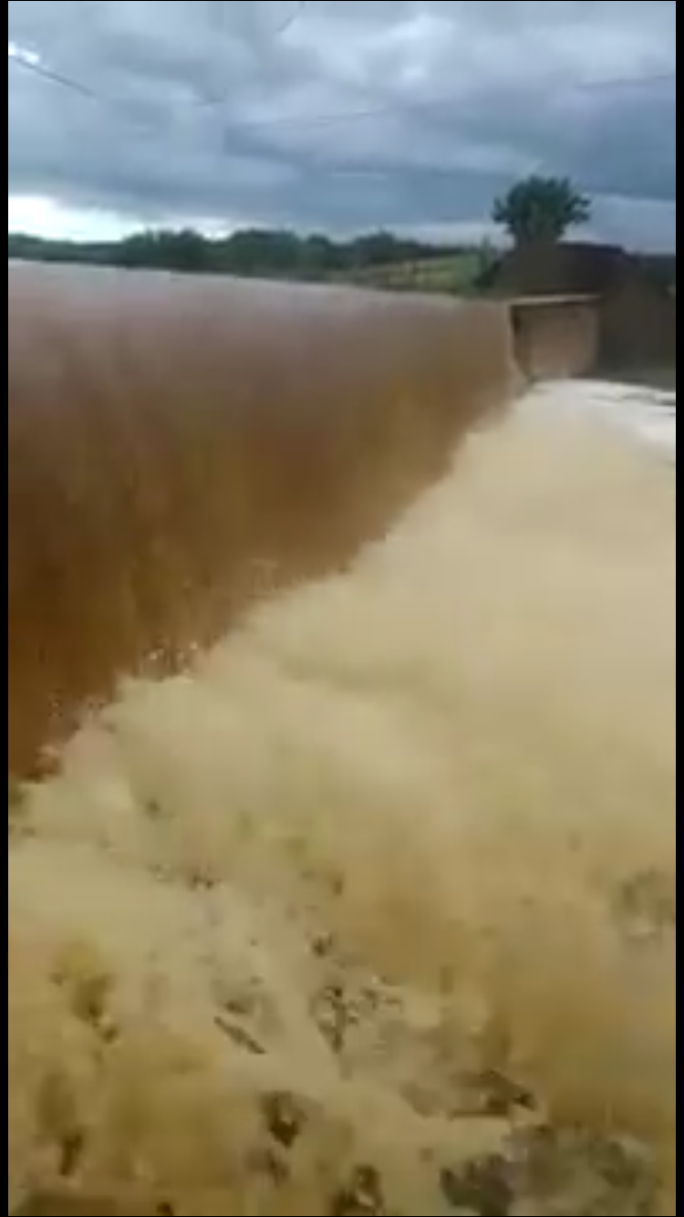(VÍDEO) Chuva forte no RN faz barragem sangrar em Jucurutu