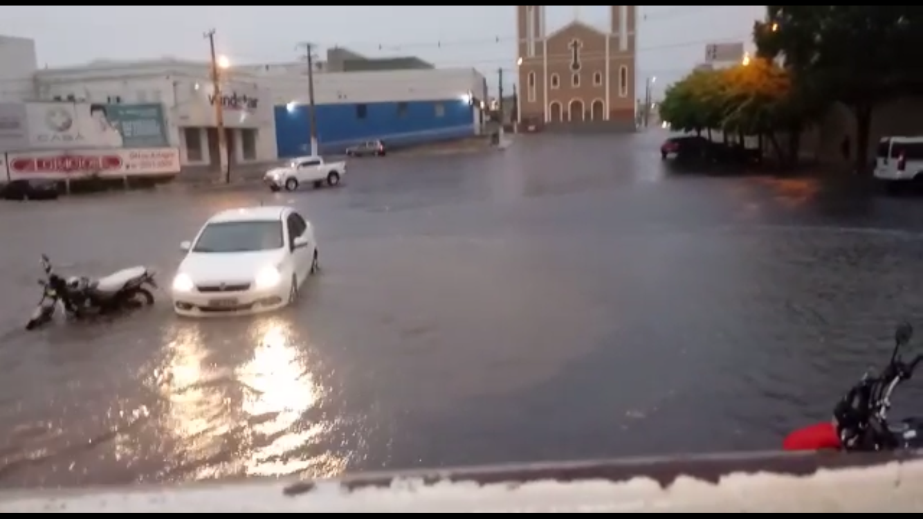 (VÍDEO) Chuva forte alaga ruas em Pau dos Ferros