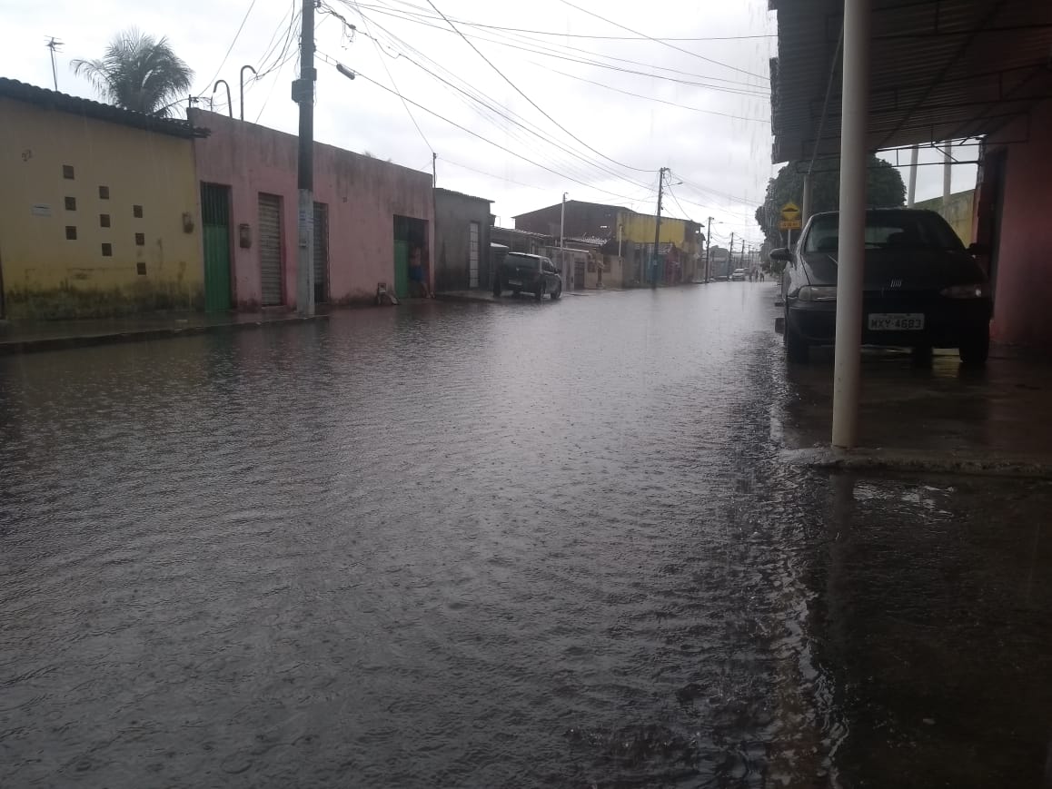 (VÍDEO) Chuva alaga rua e água invade casas na zona Norte de Natal