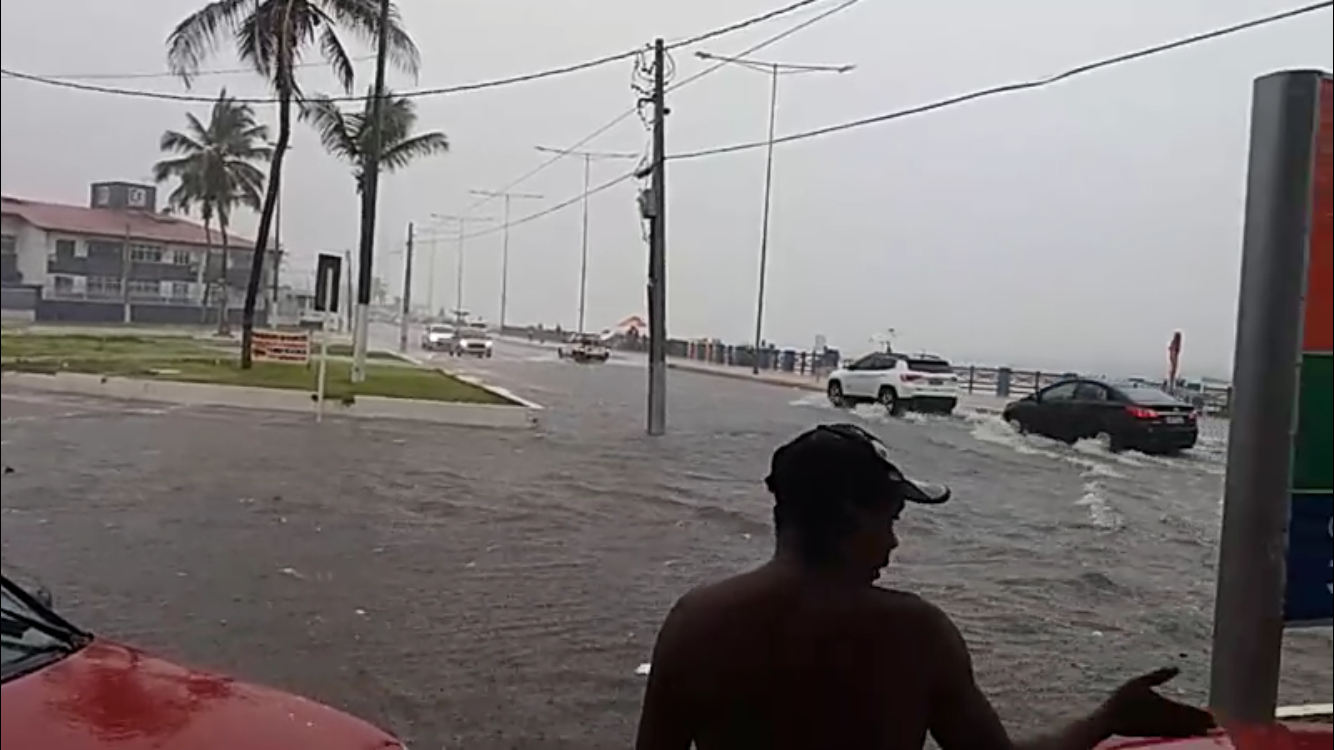 (VÍDEO) Chuva forte transforma rua de Natal em lagoa