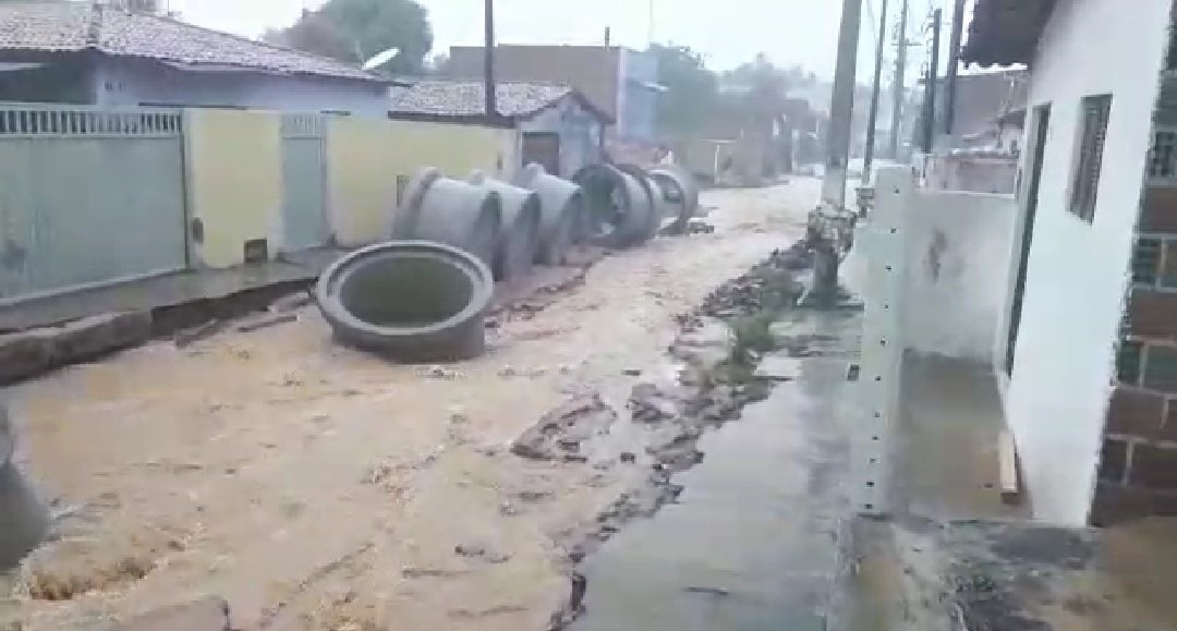 Fortes chuvas danificam sistema e Caern suspende abastecimento de água em Igapó
