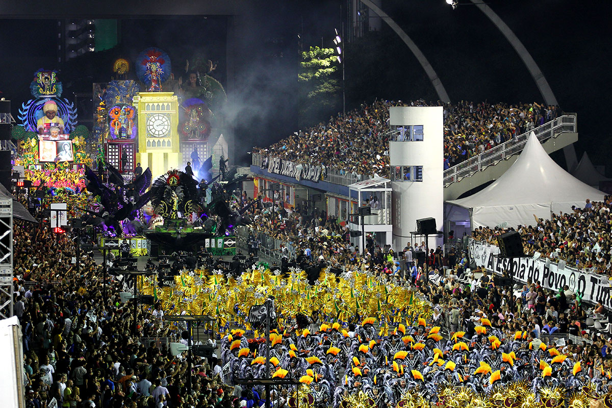 São Paulo tem primeira noite de desfiles de escolas de samba
