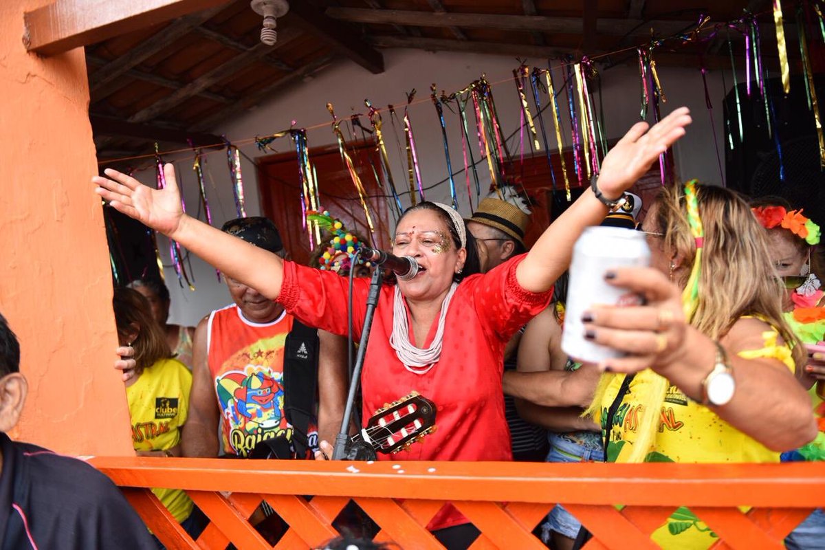 (VÍDEO) Fátima Bezerra canta no encerramento do Carnaval e pede "Lula Livre"