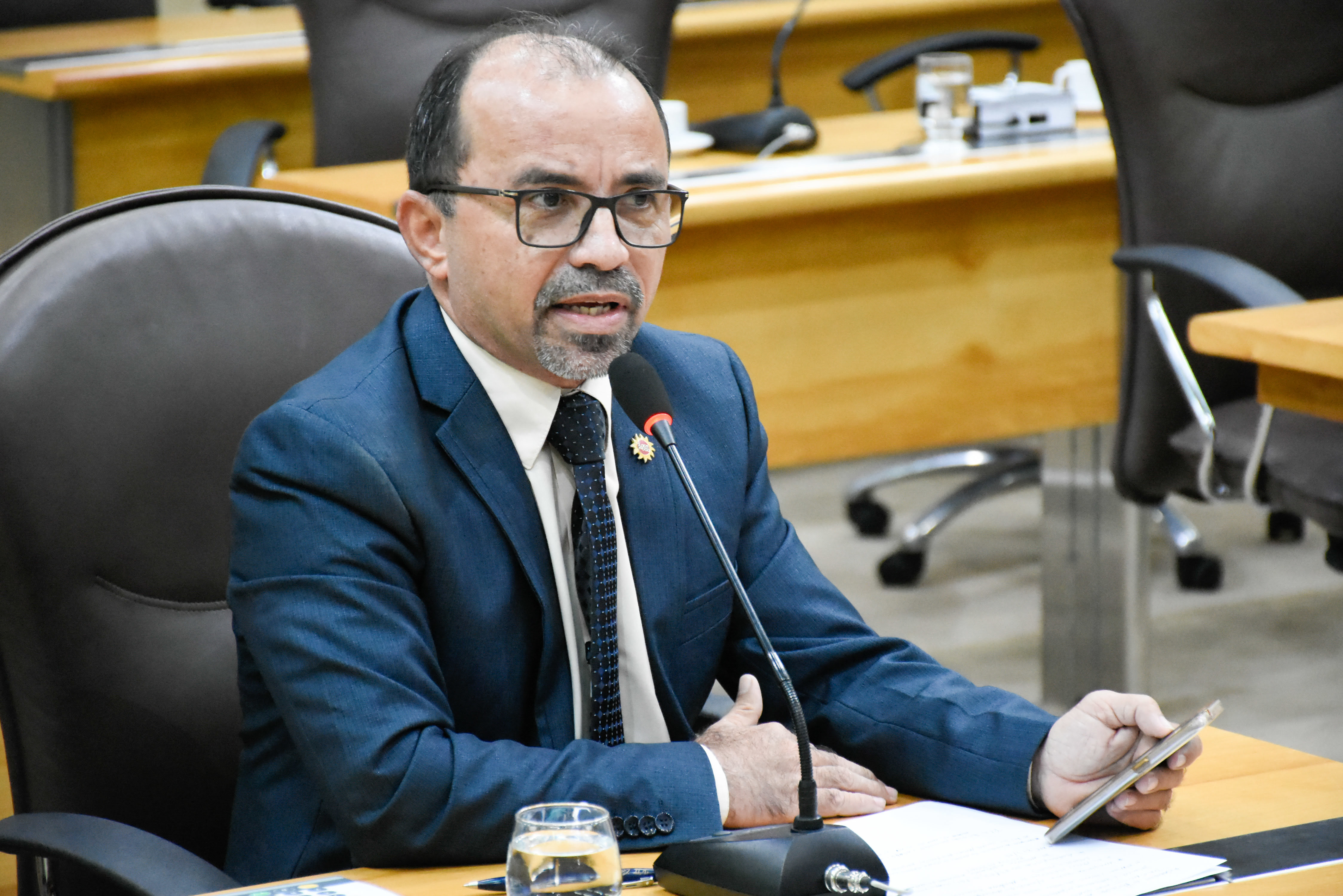 MP de Bolsonaro  “estrangula sindicatos”, afirma Sandro Pimentel