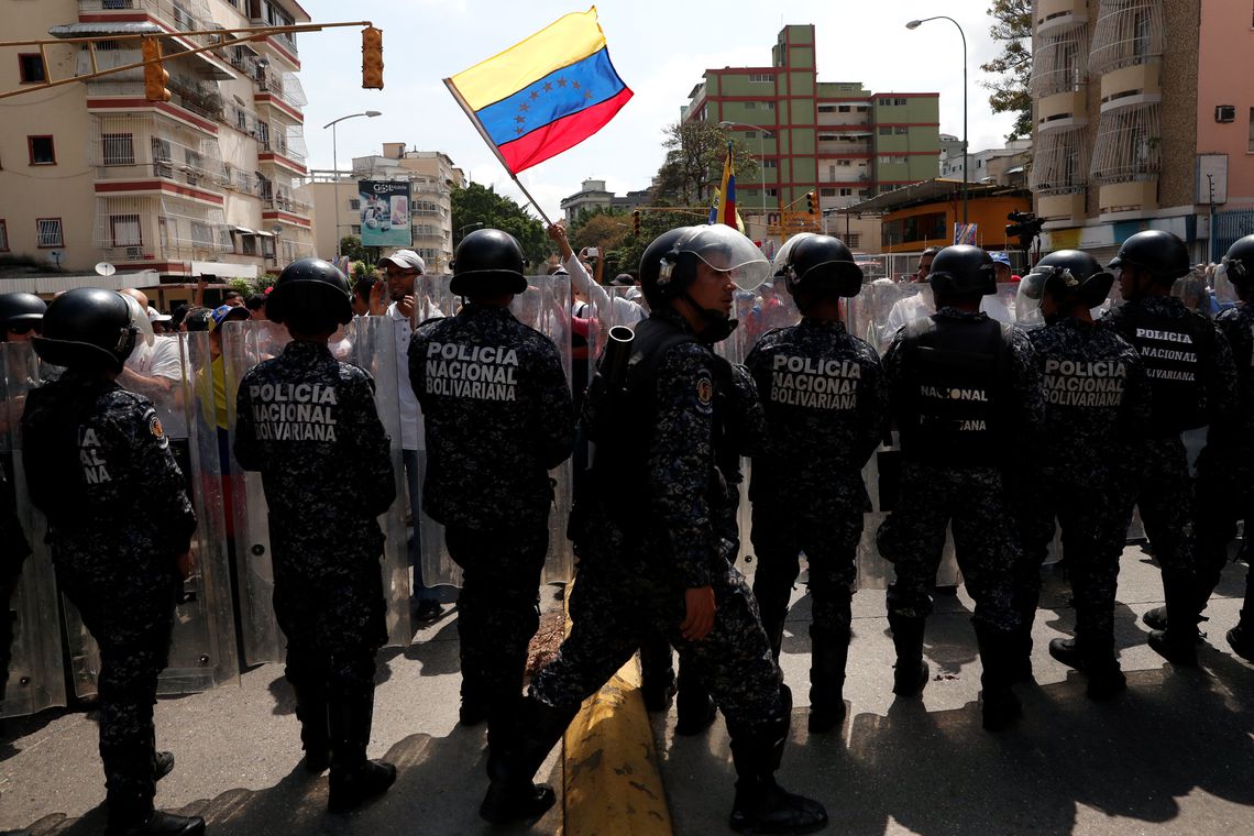 Maduro reprime protesto da oposição na Venezuela