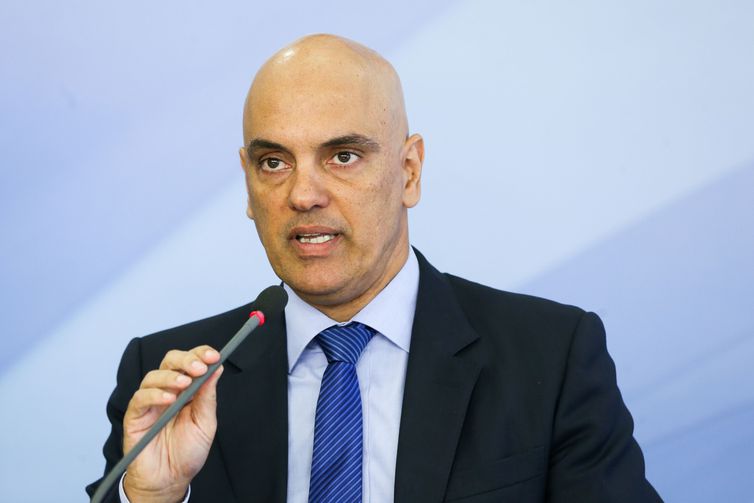 Moraes mantém inquérito para apurar fake news após PGR arquivar