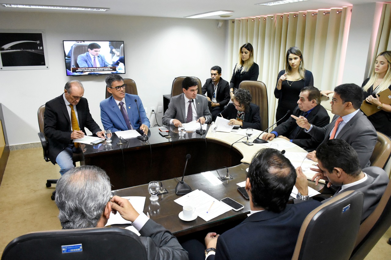 Fátima propõe pagar professores antes de inativos; deputados reagem