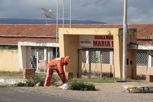 Prefeitura de São Miguel realiza mutirão de serviços públicos na Vila Oiteiro