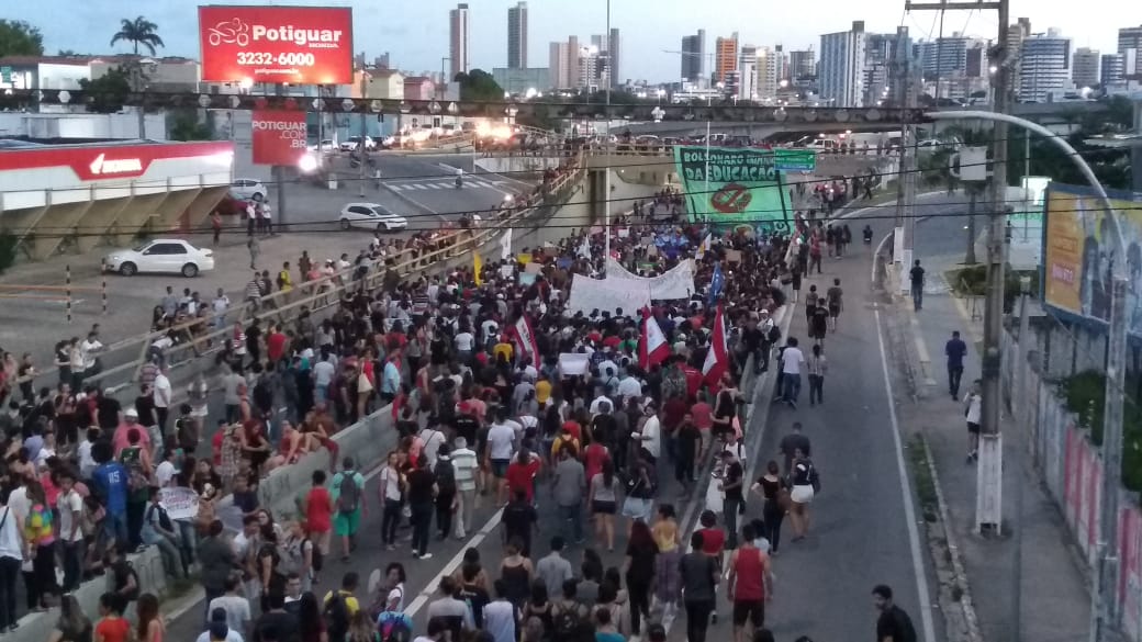 (VÍDEO) Multidão caminha pelas ruas de Natal em protesto contra cortes; assista