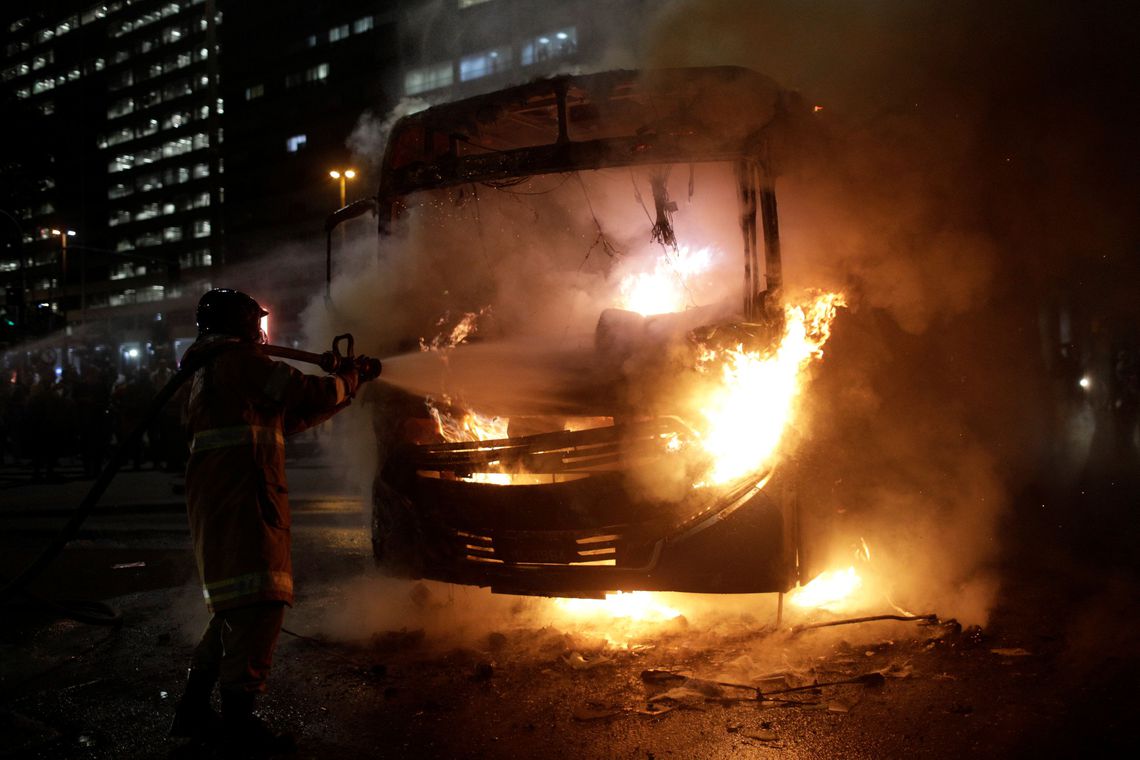 Ônibus é incendiado no Rio após manifestação contra bloqueio de verbas