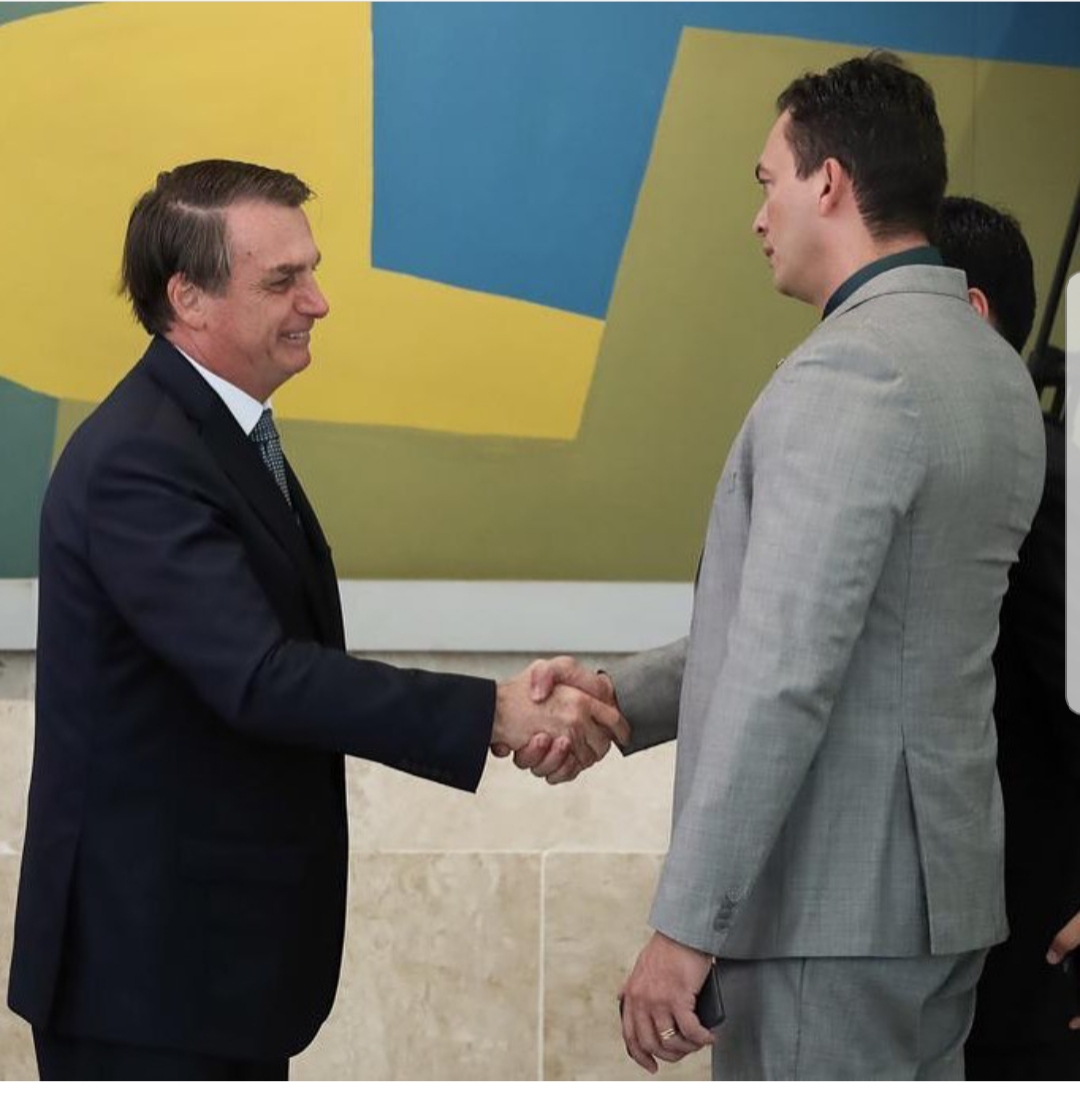 Styvenson aperta mão de Bolsonaro e pede união "por um Brasil próspero"