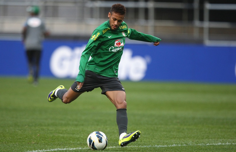 Neymar sente desconforto no joelho em treino da seleção