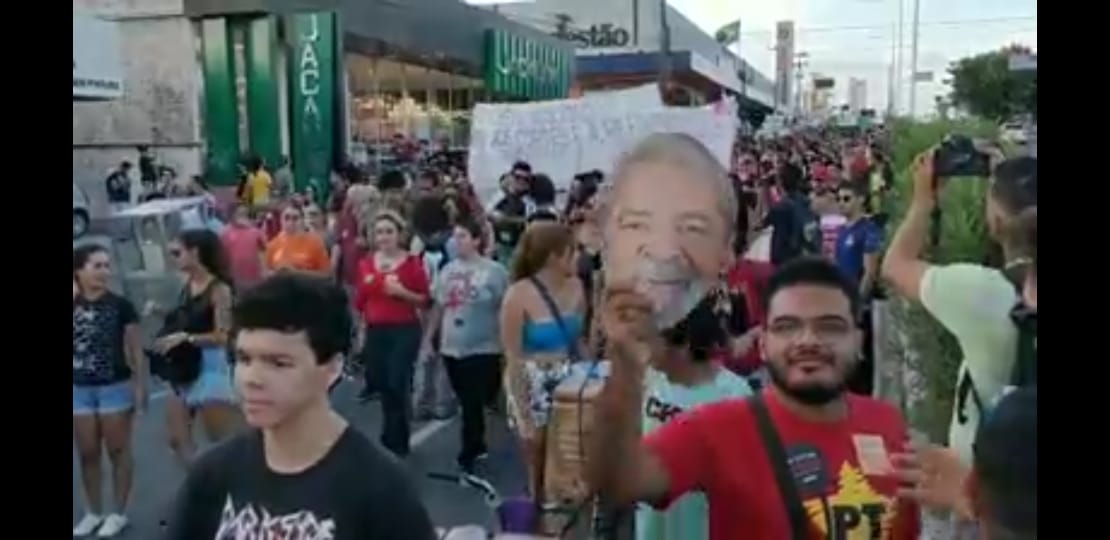(VÍDEO) Protesto em Natal a favor da educação tem até máscara de Lula; assista