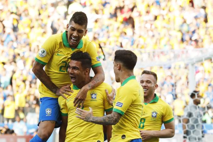 Brasil goleia seleção peruana e garante vaga em 1º lugar no grupo A