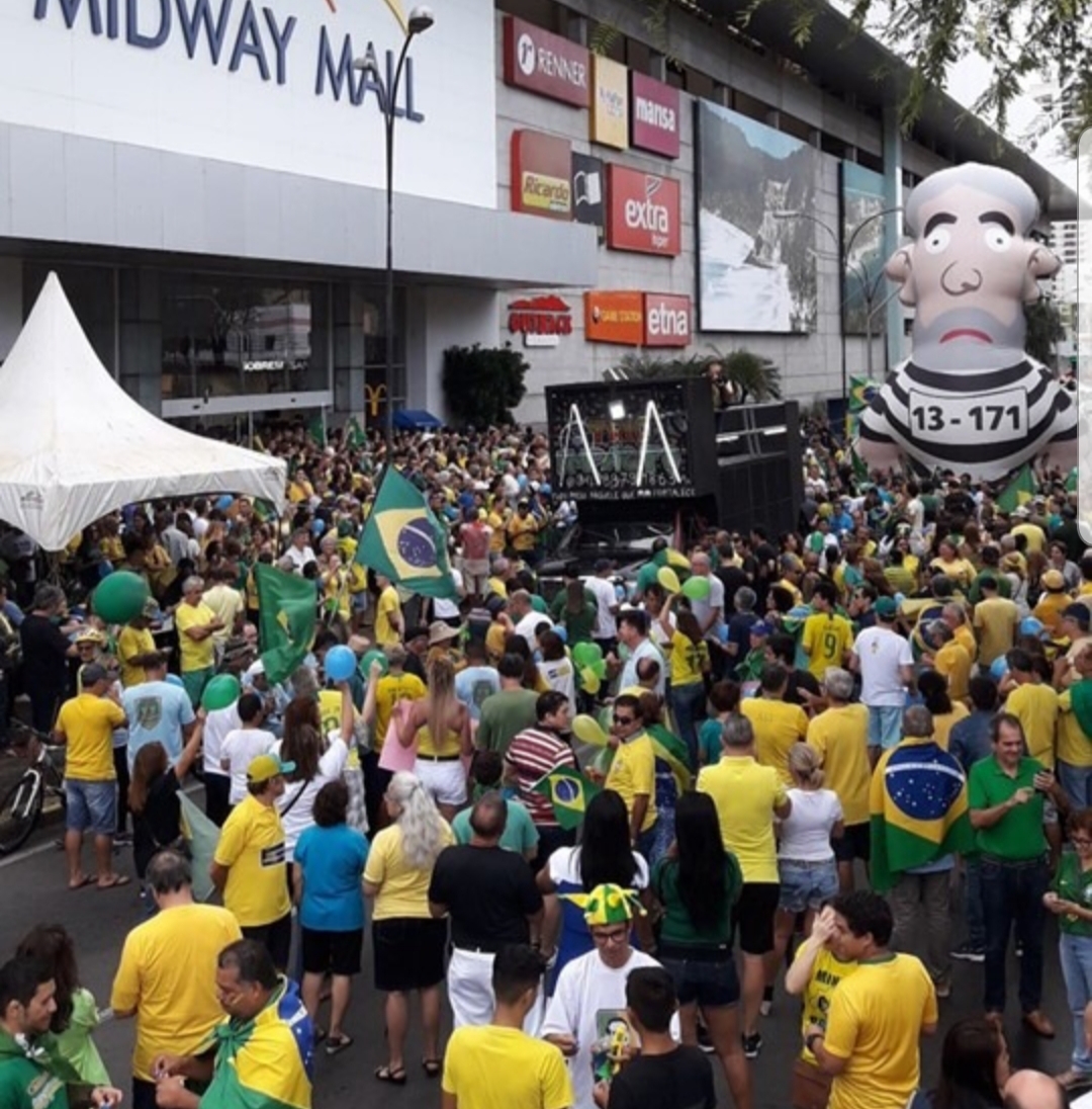 Manifestantes voltam a erguer Pixuleco gigante durante ato pró-Moro em Natal