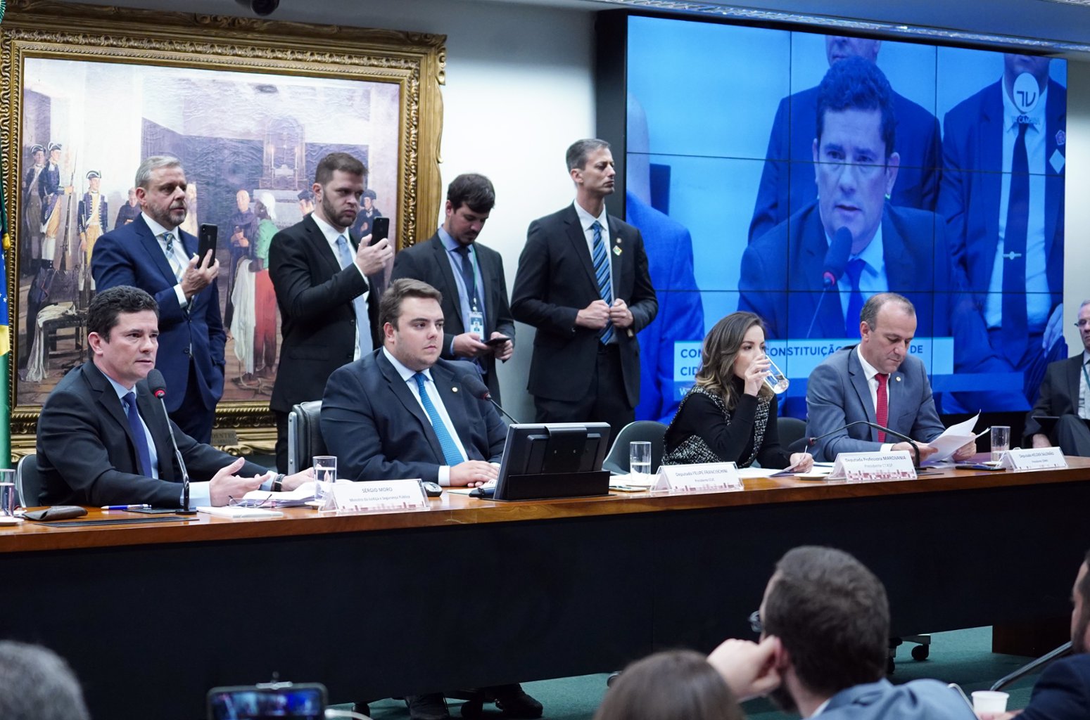 Deputado chama Moro de "ladrão" e ministro rebate: "absolutamente despreparado"