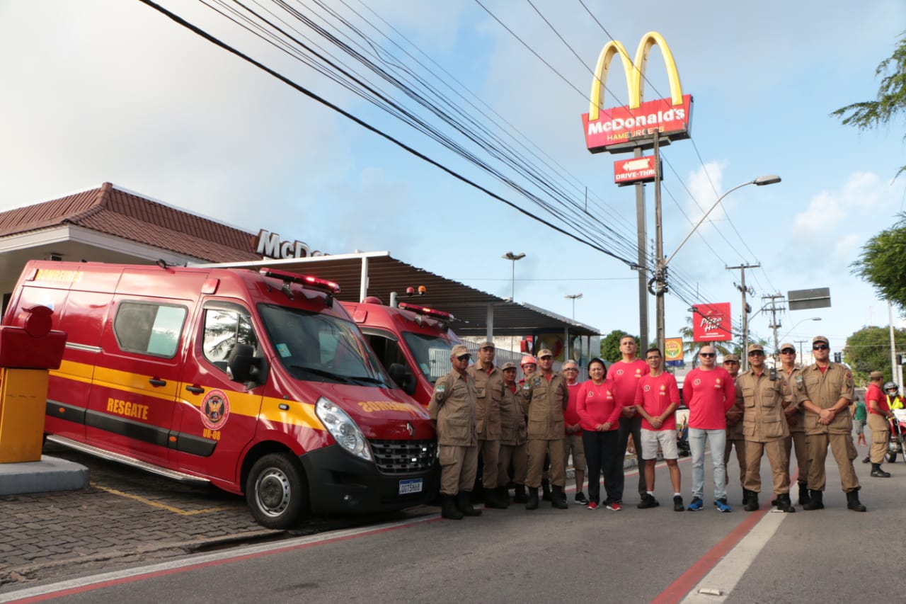 Governadora entrega duas viaturas de resgate durante corrida dos bombeiros