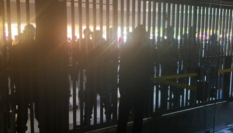 Manifestantes tentam invadir Câmara dos Deputados durante votação da Previdência