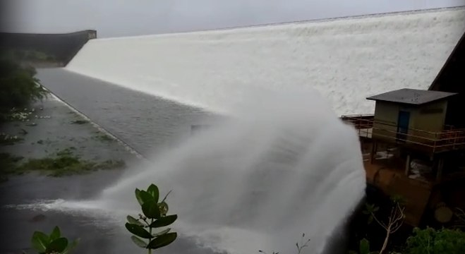 (VÍDEO) Barragem se rompe na Bahia e moradores deixam casas às presas; assista