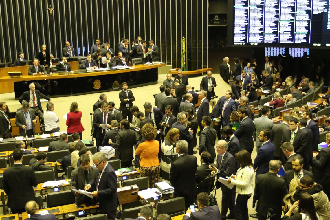 Câmara aprova mudanças em regras de pensão e para mulheres