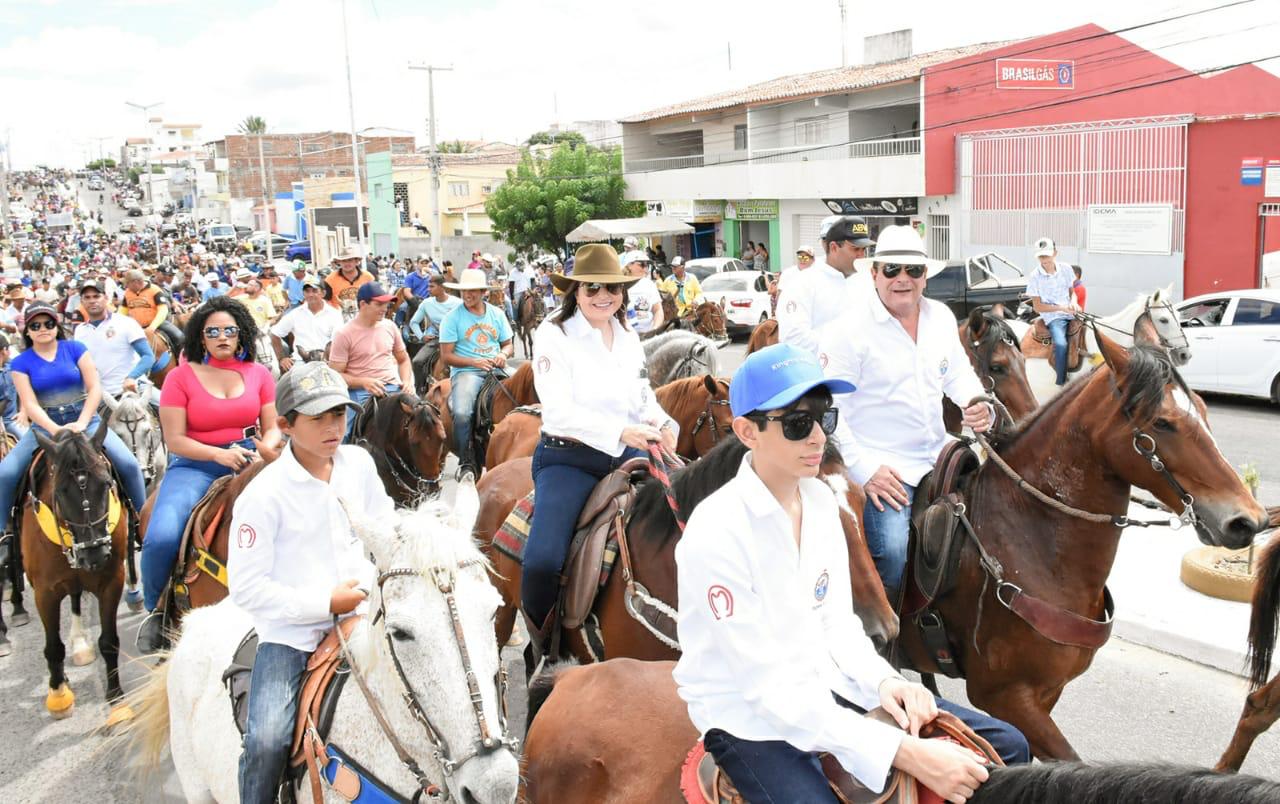 Em Currais Novos, Ezequiel participa da tradicional Cavalgada de Sant’Ana