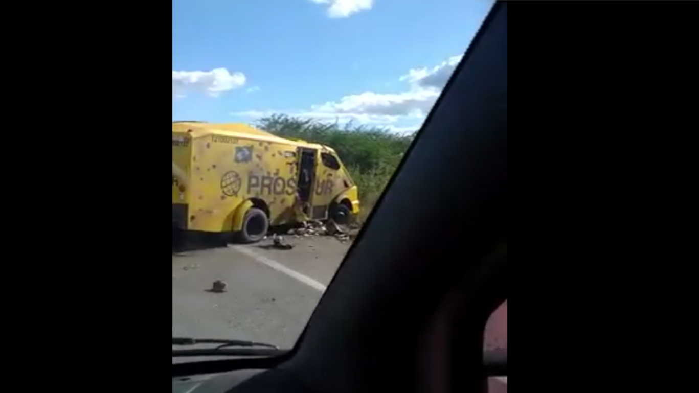 [VÍDEO] Bandidos explodem carro forte em BR-226 no RN