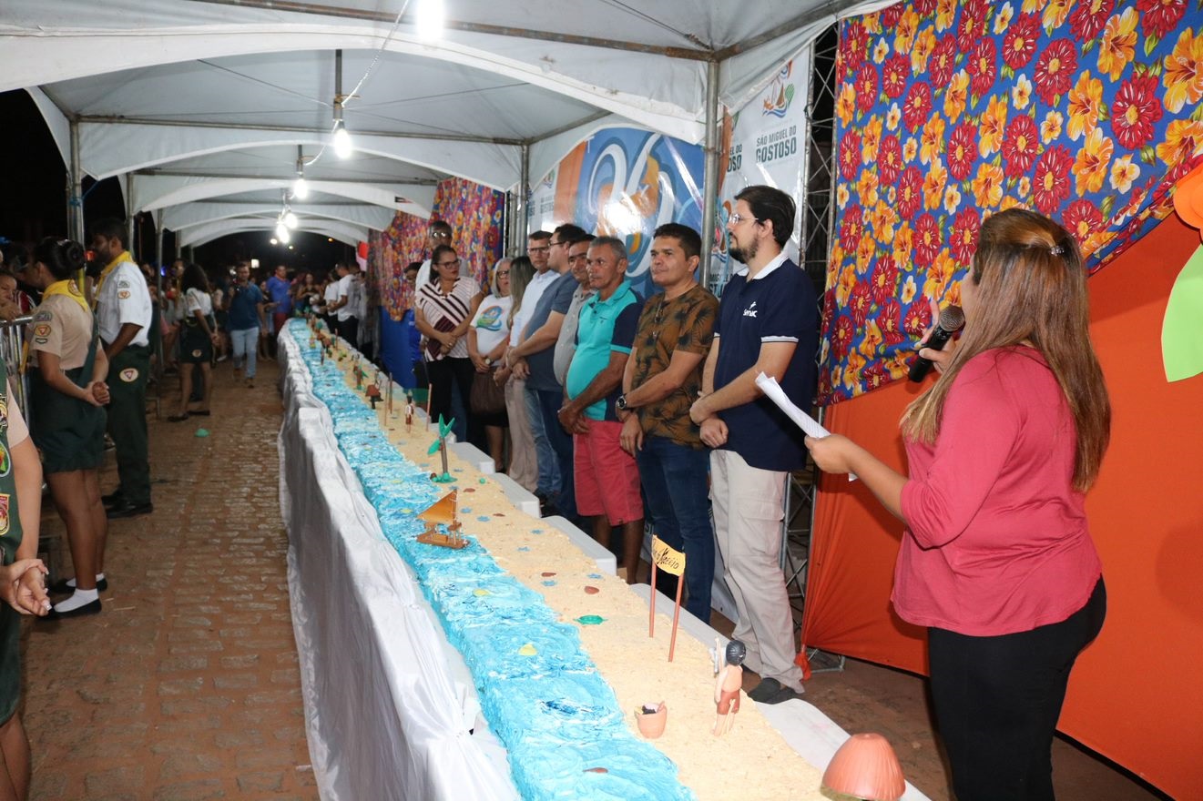Alunos do Programa Senac Móvel participam da produção de bolo em SMG