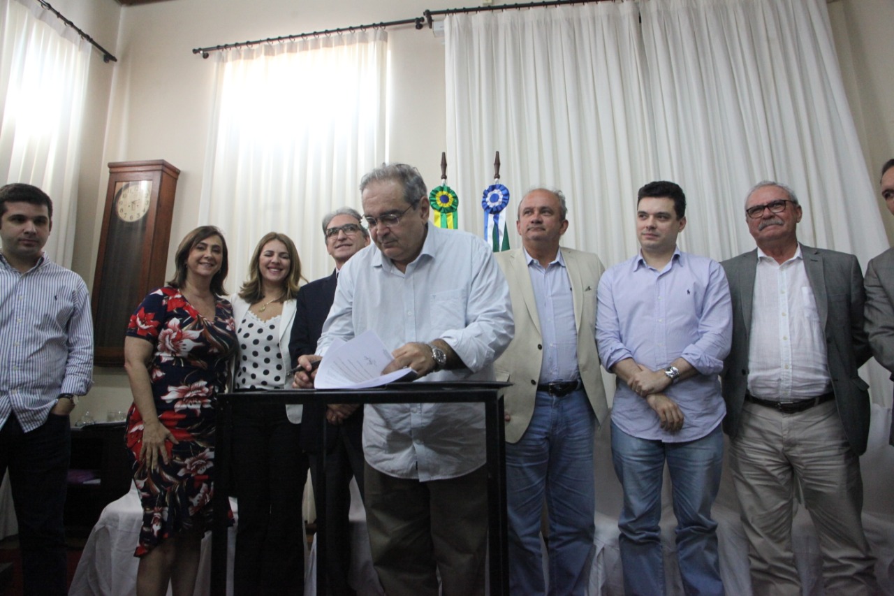 Prefeito Álvaro Dias sanciona a Lei Geral da Micro e Pequena Empresa