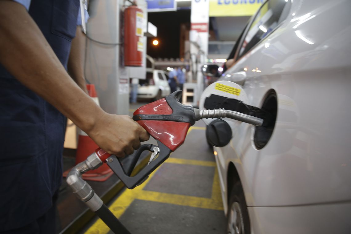 Petrobras baixa gasolina em R$ 0,03 e diesel em R$ 0,04