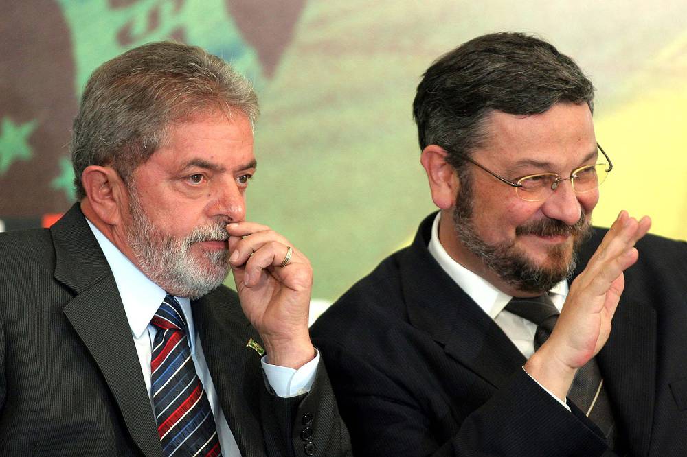 Bancos deram R$ 50 mi ao PT em troca de favores de Lula e Dilma, diz Palocci