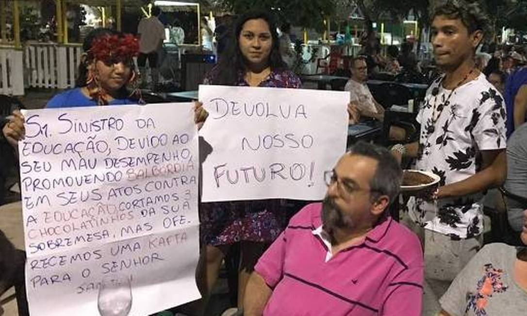 VÍDEO:Ministro de Bolsonaro é hostilizado e reage: "Nunca roubei, não sou do PT"