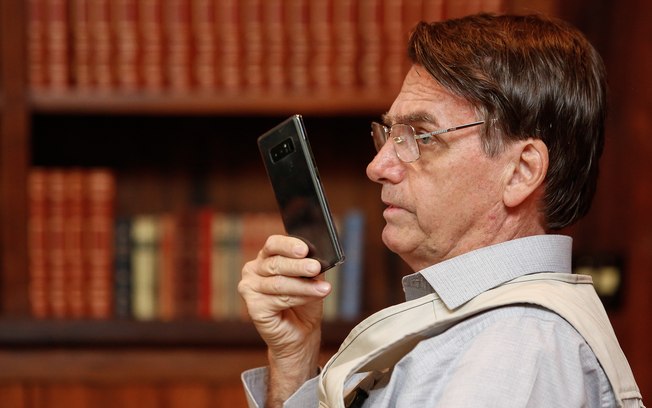 Celular de Bolsonaro foi alvo da ação de hackers, afirma ministério