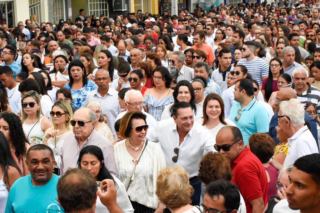 Procissão com multidão encerra Festa de Sant'Ana em Currais Novos