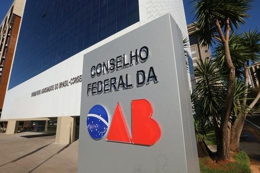 Após fala de Bolsonaro, OAB pede obediência à Constituição e respeito aos mortos
