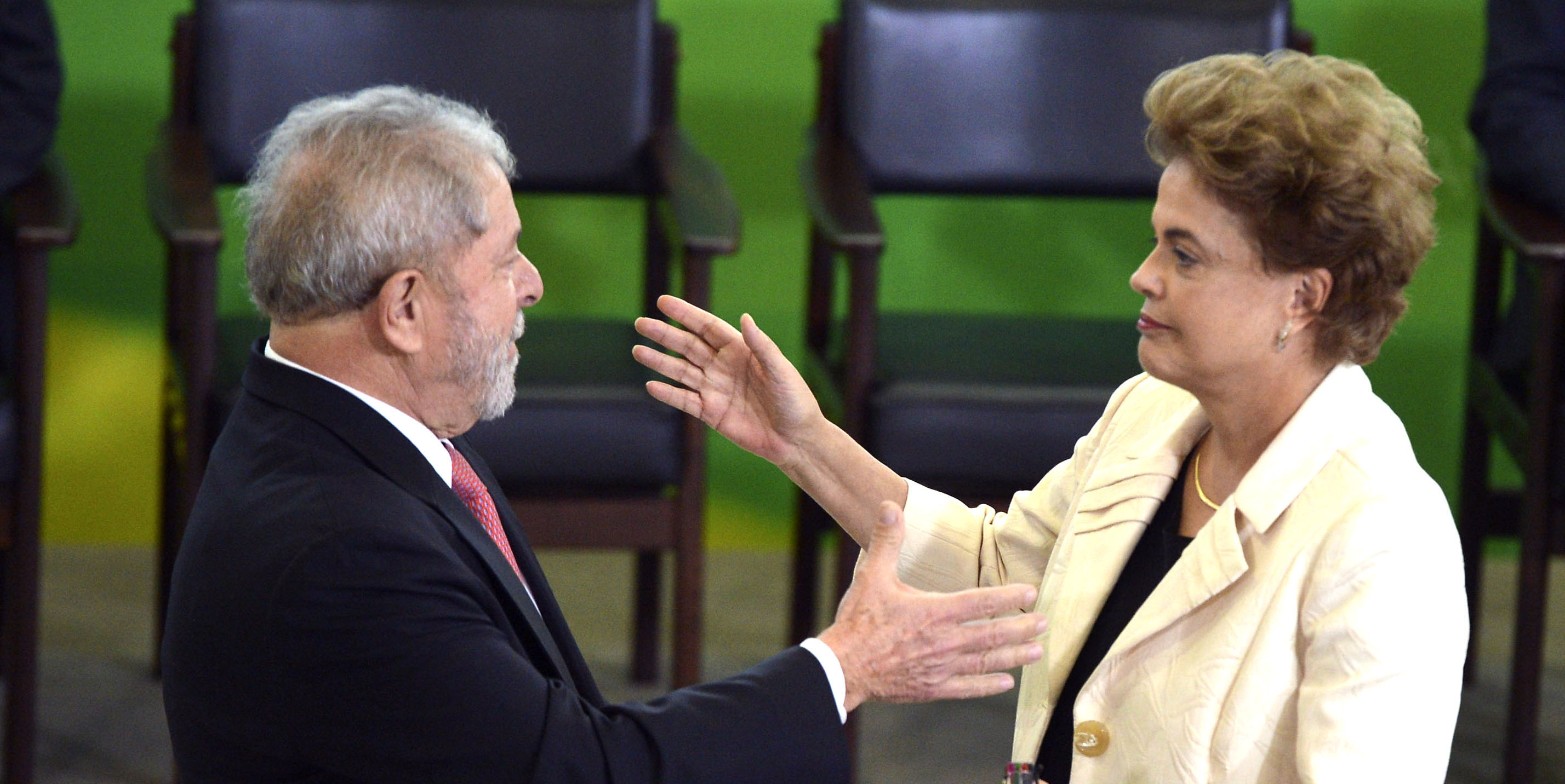 Dilma sobre renovação do PT: "Eu e Lula estamos na fase de passar o bastão"