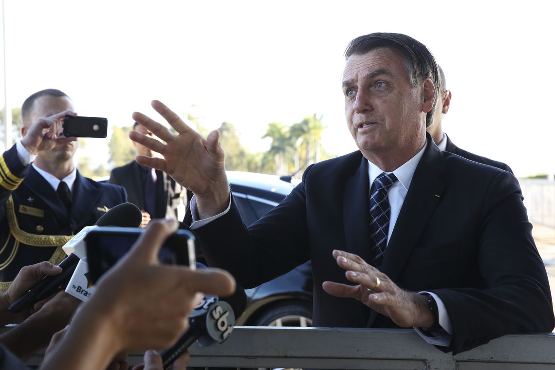 Bolsonaro defende armas mesmo após novos atentados nos EUA