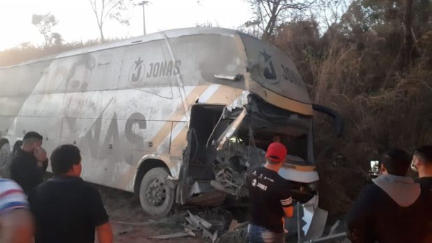 Acidente com ônibus de Jonas Esticado deixa 3 feridos; veículo fica destruído