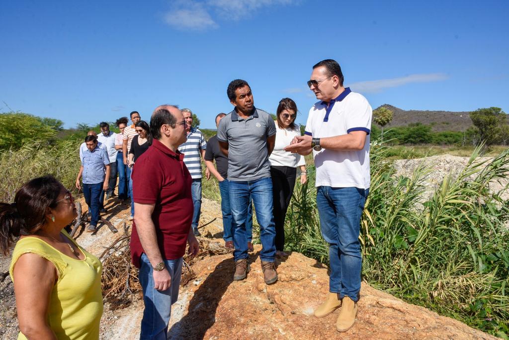 Seridó: Ezequiel visita obras em escola estadual e barragem em Currais Novos