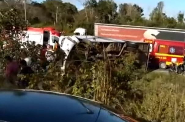 Micro-ônibus vira na BR-101 e deixa 20 feridos na Grande Natal