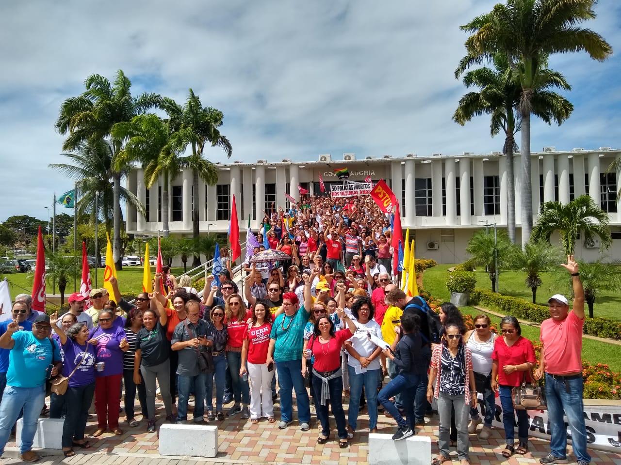 Servidores do RN ocupam rampa da Governadoria em protesto