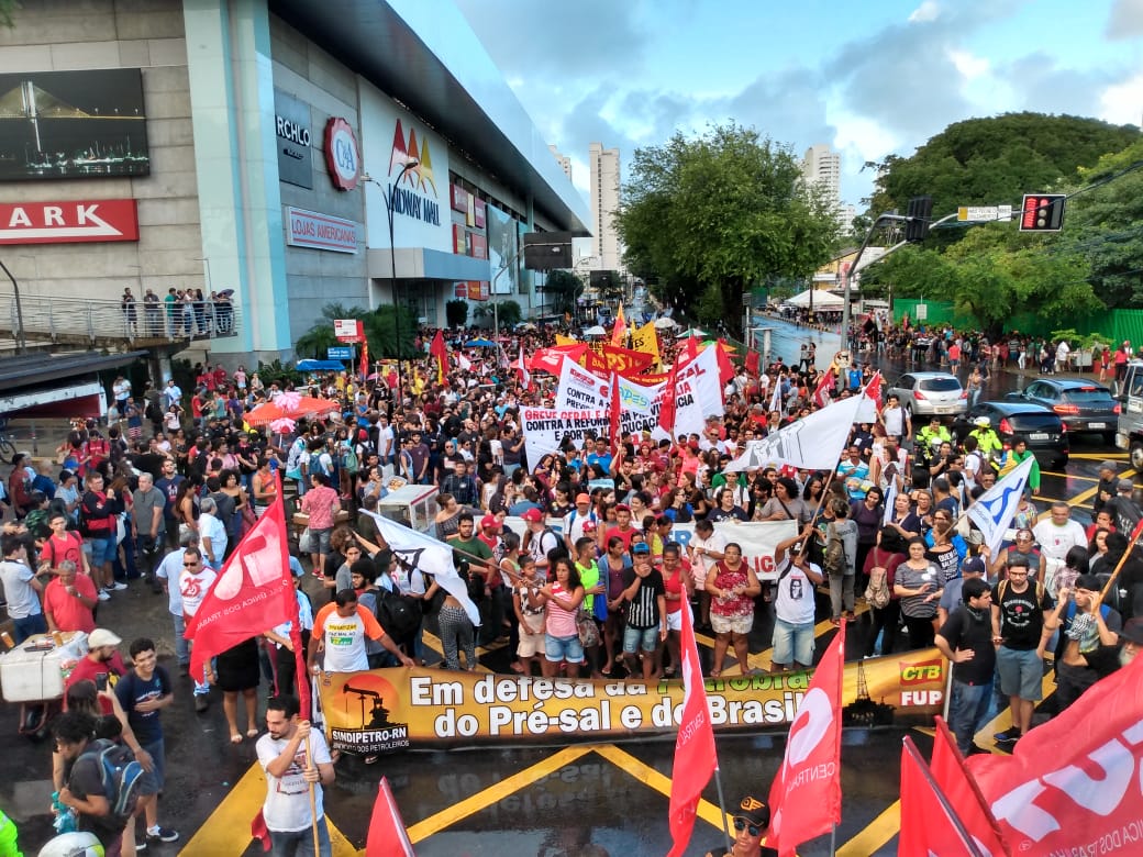 Multidão volta às ruas de Natal em protesto contra cortes da Educação