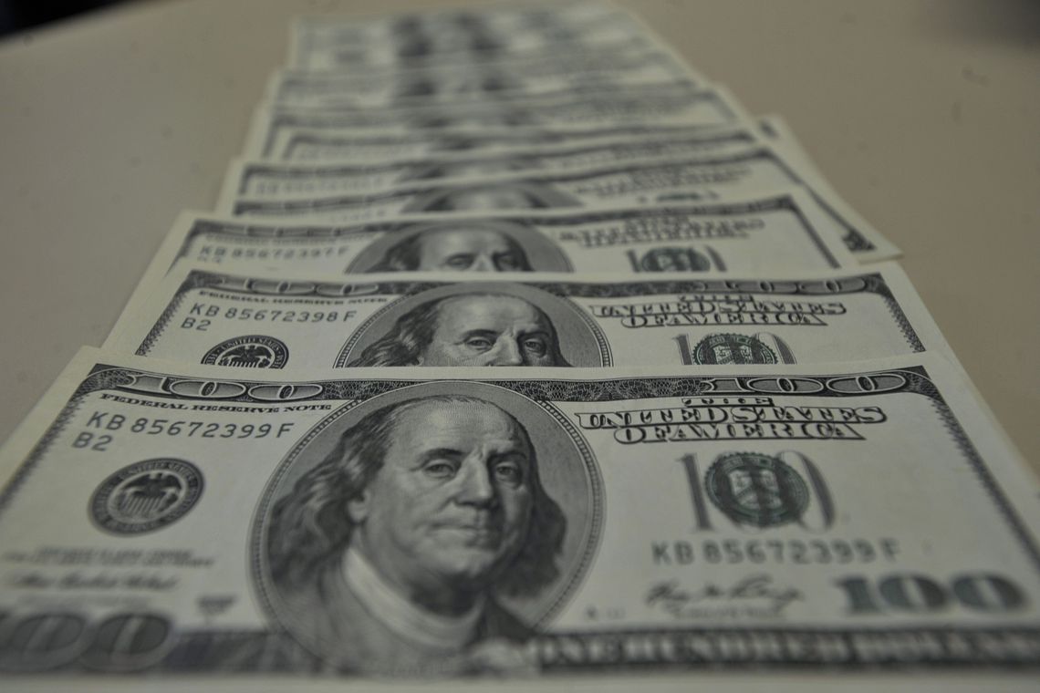 Dólar fecha abaixo de R$ 4; bolsa cai para menos de 100 mil pontos