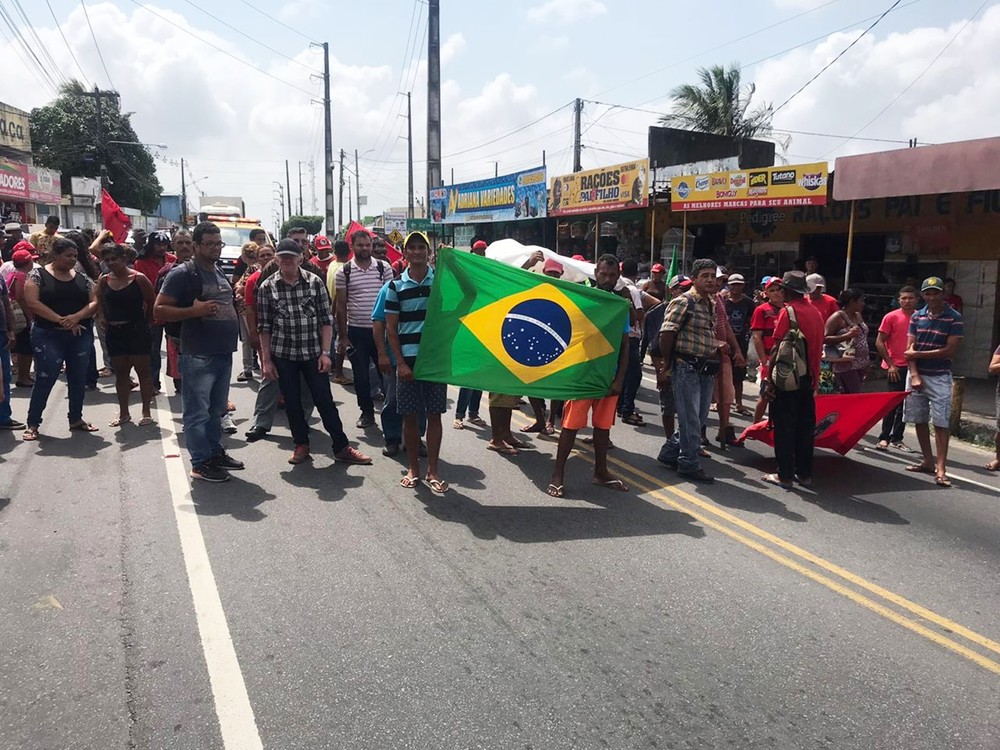 Grupo de 'Sem Terra' bloqueia RN-160 em São Gonçalo do Amarante