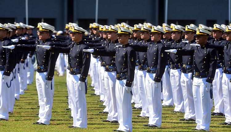 Marinha muda regra e casados podem participar de concurso da Escola Naval