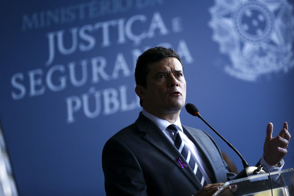 Após ameaça de Bolsonaro, Moro diz que diretor-geral da PF fica no cargo