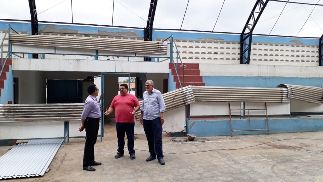 Prefeito de Macaíba visita obras em ginásios poliesportivos