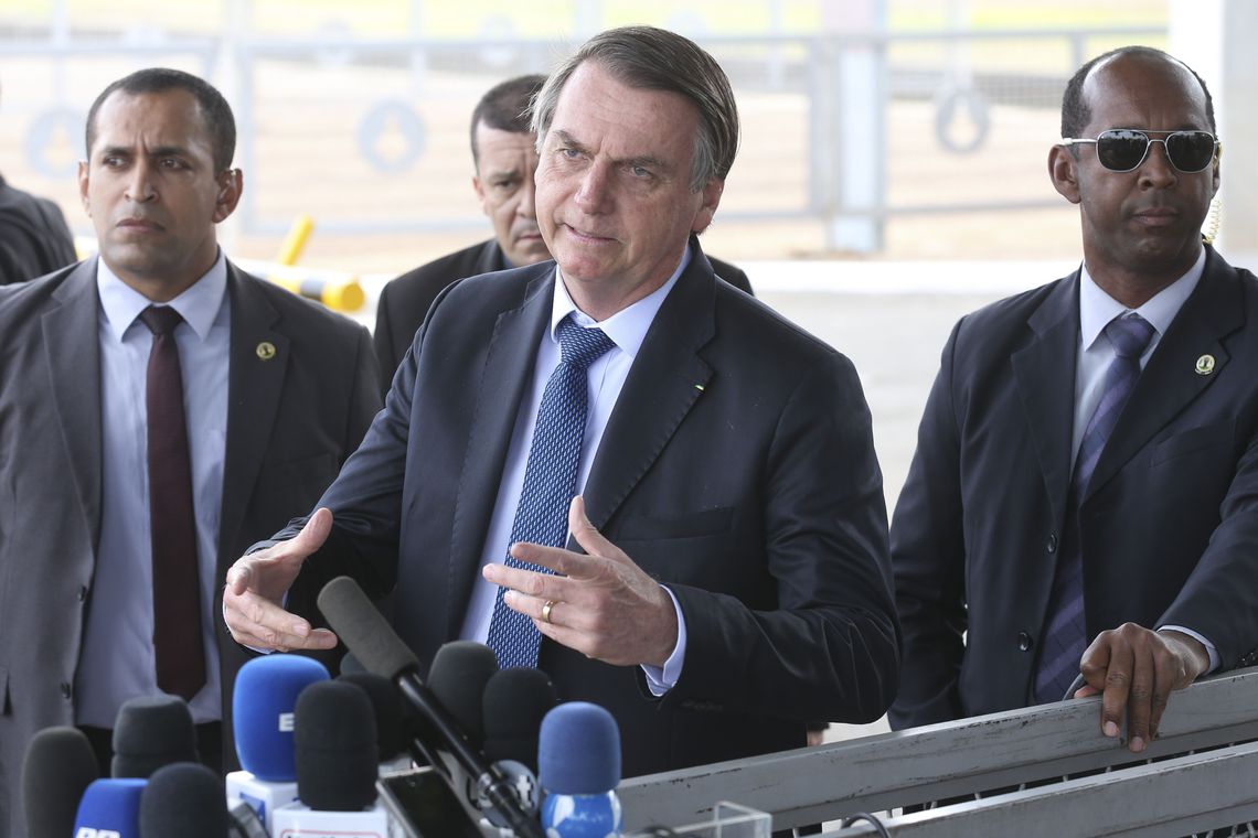 'Vai faltar dinheiro para o PCdoB', diz Bolsonaro sobre carteira estudantil