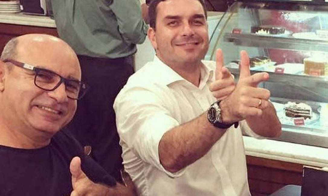 Diálogos revelam que Queiroz demitiu ex-mulher de miliciano para blindar Flávio