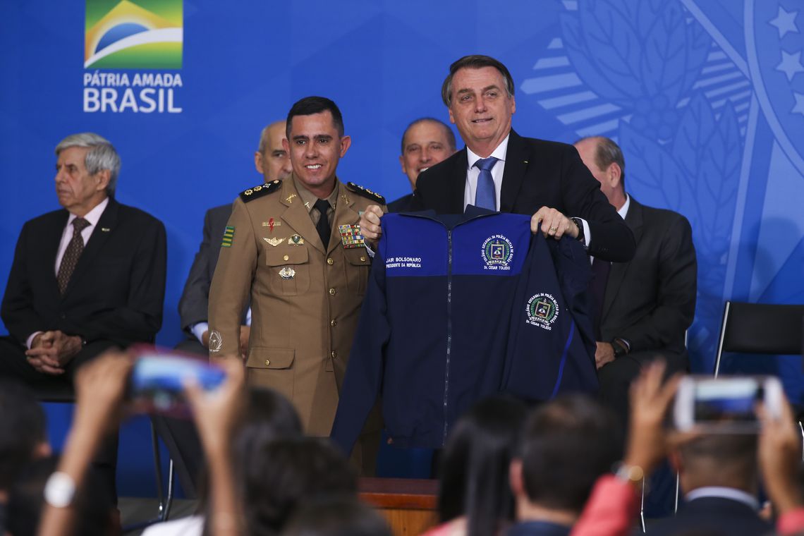 Governo Bolsonaro quer instalar 216 escolas cívico-militares no país até 2023