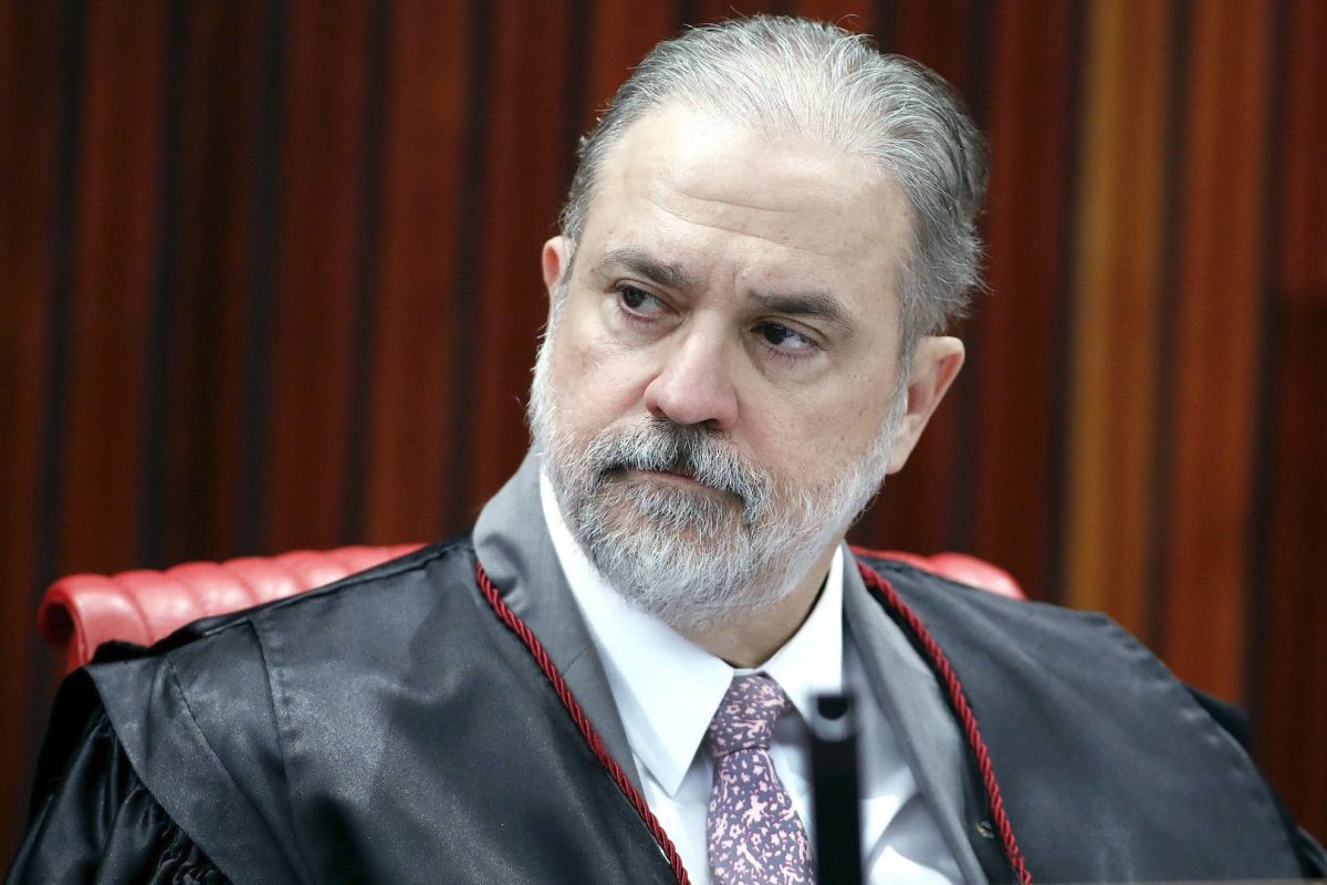 Bolsonaro despreza lista tríplice e escolhe Augusto Aras para comandar PGR